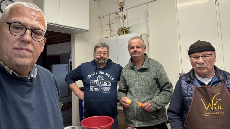 Gäste im Clubheim: Der Modellbahnclub Glauchau - Essen kochen - Foto: Volker Seidel Gäste im Clubheim: Der Modellbahnclub Glauchau - Essen kochen - Foto: Volker Seidel, Münchberg