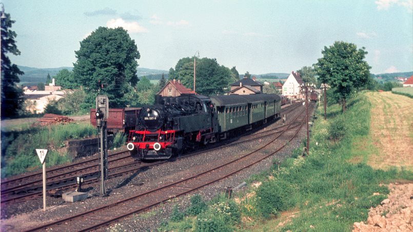 57. MEC 01 Medienabend: Bilder aus zwei Epochen - 064 097-9 in Floß - Foto: Sammlung Peter Pfister