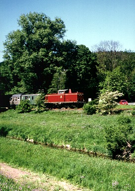 Am Stadtpark von Naila ist V 100 1023 unterwegs