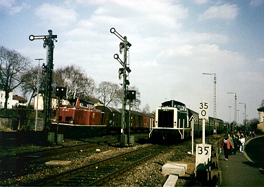 211 061-7 und 211 297-7 in Selb-Plößberg