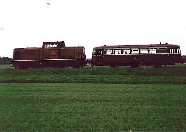 211 087-2 mit Schienenbus bei Johanneszeche