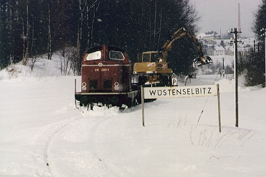 211 200-1 beim Schneeräumeinsatz