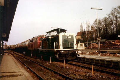 Mit einer Lok der Baureihe 218 ist 211 310-8 unterwegs