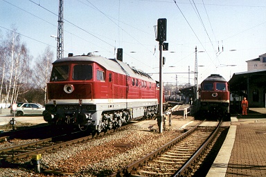 V100 1023 und 142 001 in Döbeln neben 232 612-2