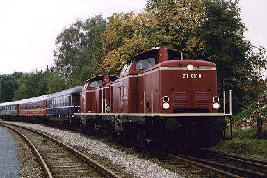 211 051-8 und V100 1023 - berfhrungfahrt zu 150 Jahre "Schiefe Ebene"