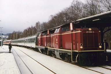 211 024-5 und V100 1023 in Schwarzenberg