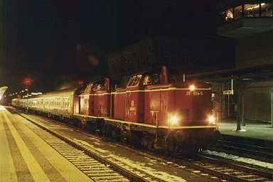 V100 1023 und und 211 024-5 nach der Ankunft in Hof Hbf