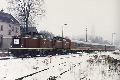 V100 1023 und 211 024-5 mit EBG-Wagen in Seiffen